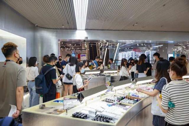 西湖边又排起长队!有人通宵排队买“娃”,姑娘人手一个“橙”购物袋……太拼了 西湖边又排起长队!有人通宵排队买“娃”,姑娘人手一个“橙”购物袋……太拼了