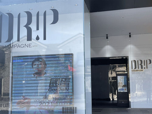 西湖边又排起长队!有人通宵排队买“娃”,姑娘人手一个“橙”购物袋……太拼了 西湖边又排起长队!有人通宵排队买“娃”,姑娘人手一个“橙”购物袋……太拼了