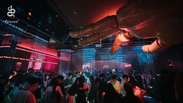 西湖边又排起长队!有人通宵排队买“娃”,姑娘人手一个“橙”购物袋……太拼了 西湖边又排起长队!有人通宵排队买“娃”,姑娘人手一个“橙”购物袋……太拼了