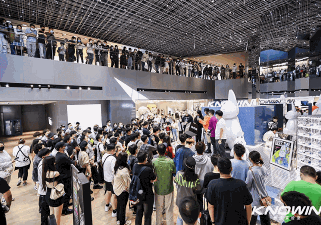 西湖边又排起长队!有人通宵排队买“娃”,姑娘人手一个“橙”购物袋……太拼了 西湖边又排起长队!有人通宵排队买“娃”,姑娘人手一个“橙”购物袋……太拼了