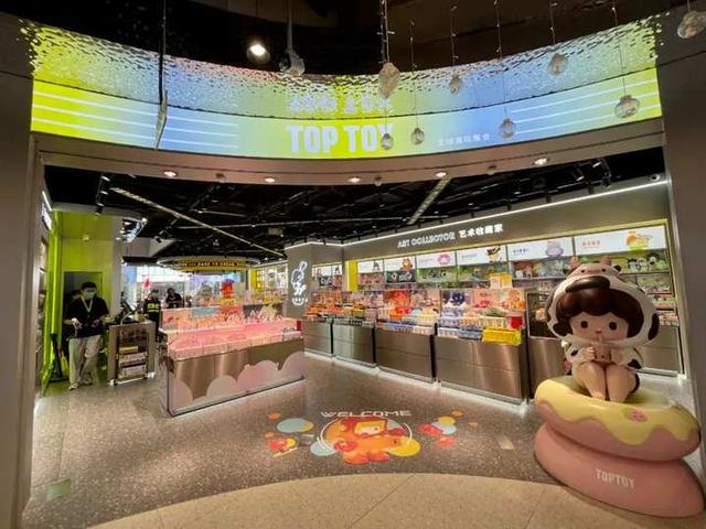 西湖边又排起长队!有人通宵排队买“娃”,姑娘人手一个“橙”购物袋……太拼了 西湖边又排起长队!有人通宵排队买“娃”,姑娘人手一个“橙”购物袋……太拼了