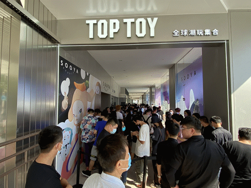 西湖边又排起长队!有人通宵排队买“娃”,姑娘人手一个“橙”购物袋……太拼了 西湖边又排起长队!有人通宵排队买“娃”,姑娘人手一个“橙”购物袋……太拼了