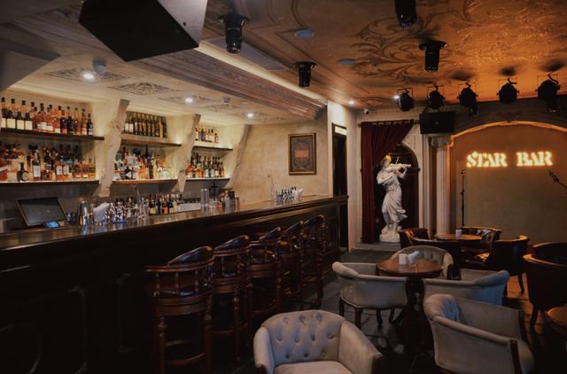 西湖边又排起长队!有人通宵排队买“娃”,姑娘人手一个“橙”购物袋……太拼了 西湖边又排起长队!有人通宵排队买“娃”,姑娘人手一个“橙”购物袋……太拼了