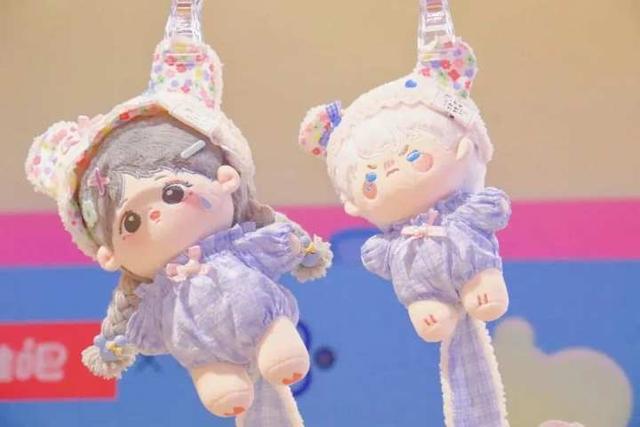 西湖边又排起长队!有人通宵排队买“娃”,姑娘人手一个“橙”购物袋……太拼了 西湖边又排起长队!有人通宵排队买“娃”,姑娘人手一个“橙”购物袋……太拼了