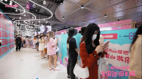 西湖边又排起长队!有人通宵排队买“娃”,姑娘人手一个“橙”购物袋……太拼了 西湖边又排起长队!有人通宵排队买“娃”,姑娘人手一个“橙”购物袋……太拼了