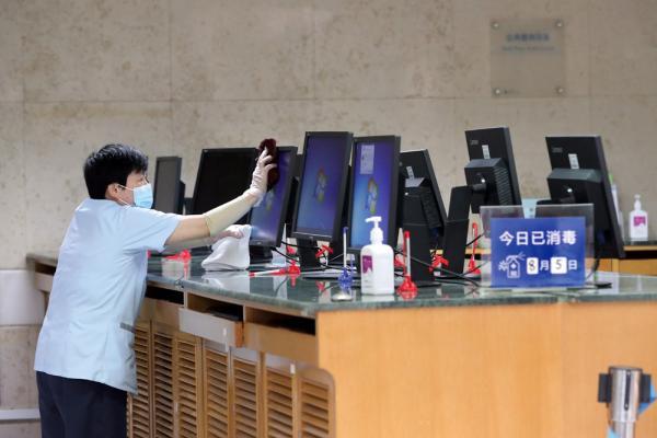 上海图书馆门前又见“芬兰式”排队,小姐姐举牌巡馆,提醒读者戴好口罩 上海图书馆门前又见“芬兰式”排队,小姐姐举牌巡馆,提醒读者戴好口罩