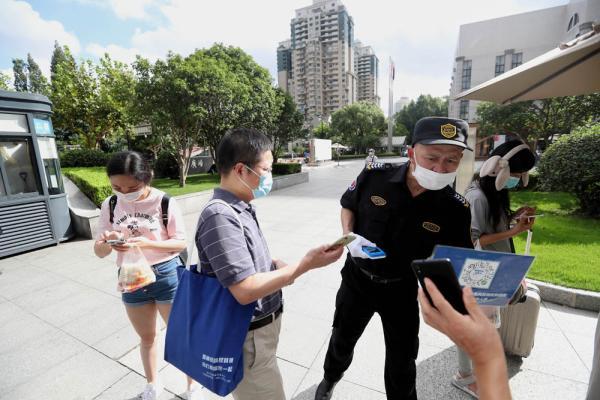 上海图书馆门前又见“芬兰式”排队,小姐姐举牌巡馆,提醒读者戴好口罩 上海图书馆门前又见“芬兰式”排队,小姐姐举牌巡馆,提醒读者戴好口罩