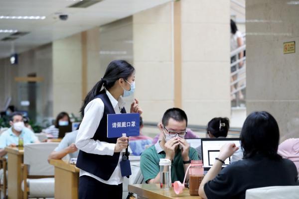 上海图书馆门前又见“芬兰式”排队,小姐姐举牌巡馆,提醒读者戴好口罩 上海图书馆门前又见“芬兰式”排队,小姐姐举牌巡馆,提醒读者戴好口罩