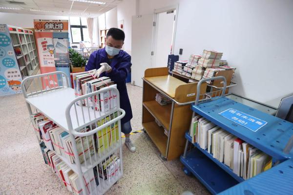 上海图书馆门前又见“芬兰式”排队,小姐姐举牌巡馆,提醒读者戴好口罩 上海图书馆门前又见“芬兰式”排队,小姐姐举牌巡馆,提醒读者戴好口罩