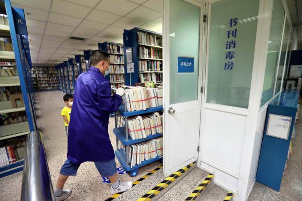 上海图书馆门前又见“芬兰式”排队,小姐姐举牌巡馆,提醒读者戴好口罩 上海图书馆门前又见“芬兰式”排队,小姐姐举牌巡馆,提醒读者戴好口罩