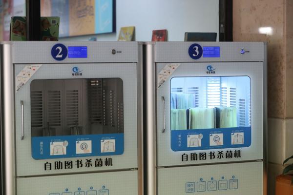 上海图书馆门前又见“芬兰式”排队,小姐姐举牌巡馆,提醒读者戴好口罩 上海图书馆门前又见“芬兰式”排队,小姐姐举牌巡馆,提醒读者戴好口罩