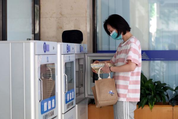 上海图书馆门前又见“芬兰式”排队,小姐姐举牌巡馆,提醒读者戴好口罩 上海图书馆门前又见“芬兰式”排队,小姐姐举牌巡馆,提醒读者戴好口罩