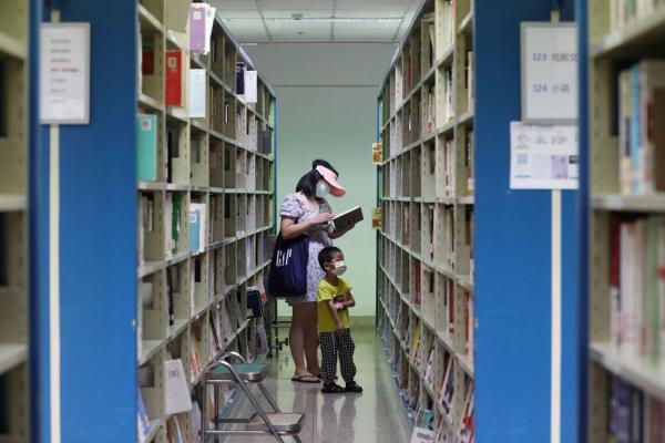 上海图书馆门前又见“芬兰式”排队,小姐姐举牌巡馆,提醒读者戴好口罩 上海图书馆门前又见“芬兰式”排队,小姐姐举牌巡馆,提醒读者戴好口罩