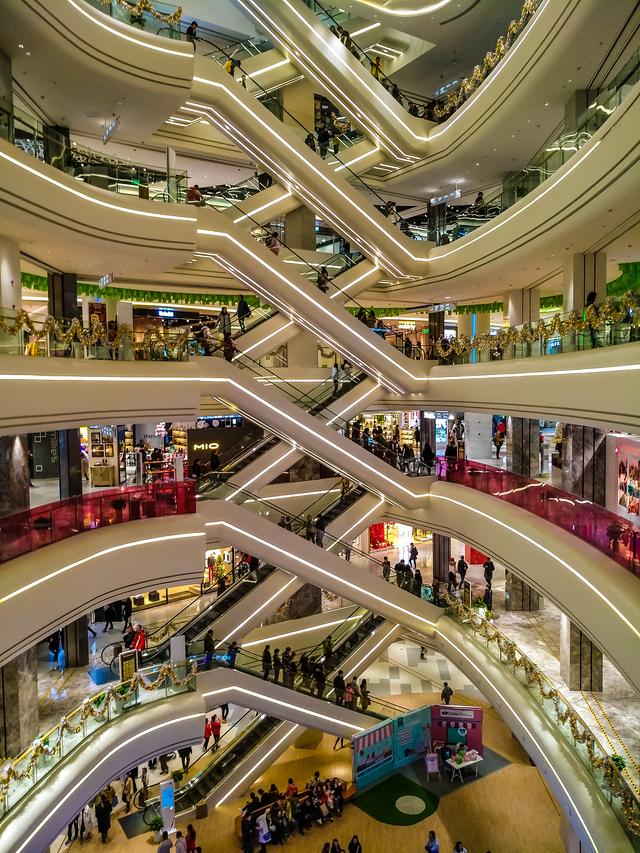 年轻群体排队买单——他们买奢侈品,到底是在买什么? 年轻群体排队买单——他们买奢侈品,到底是在买什么?