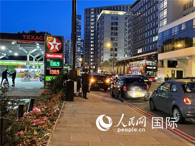英国油荒加剧引发加油站排队长龙 英国油荒加剧引发加油站排队长龙