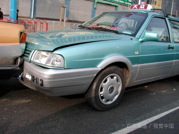 1200万的迈巴赫倒车撞了800万的劳斯莱斯,车主为什么却互递名片? 1200万的迈巴赫倒车撞了800万的劳斯莱斯,车主为什么却互递名片?