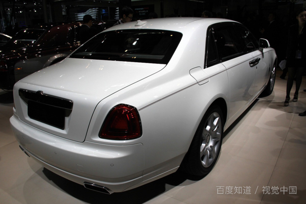 1200万的迈巴赫倒车撞了800万的劳斯莱斯,车主为什么却互递名片? 1200万的迈巴赫倒车撞了800万的劳斯莱斯,车主为什么却互递名片?