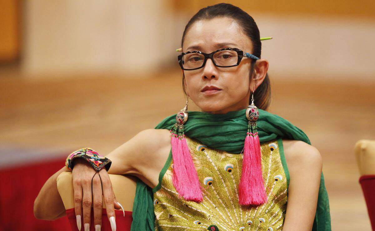 为艺术献身,如今61岁的杨丽萍孑身一世是得还是失?