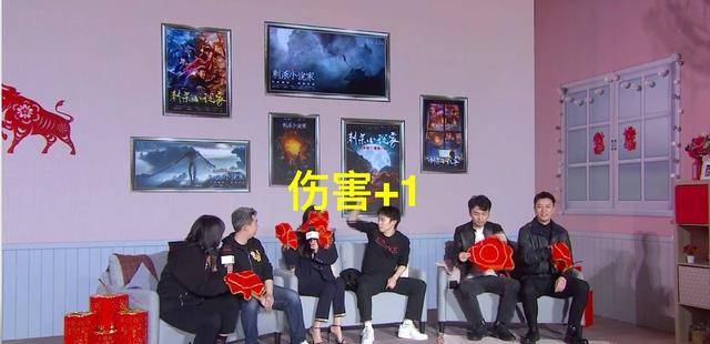 董子健转手绢不小心打到杨幂,随后发文对不起转手绢我已经在练了 董子健转手绢不小心打到杨幂,随后发文对不起转手绢我已经在练了