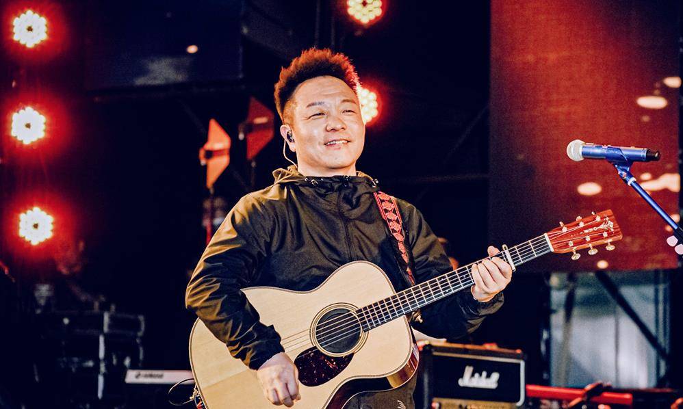 许巍昆明迷你演唱会,歌迷跪他也跟着跪,破防了