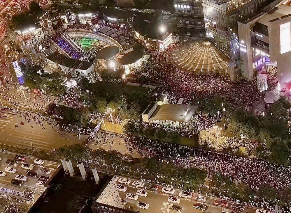 许巍昆明迷你演唱会,歌迷跪他也跟着跪,破防了 许巍昆明迷你演唱会,歌迷跪他也跟着跪,破防了