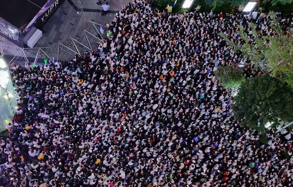 许巍昆明迷你演唱会,歌迷跪他也跟着跪,破防了 许巍昆明迷你演唱会,歌迷跪他也跟着跪,破防了