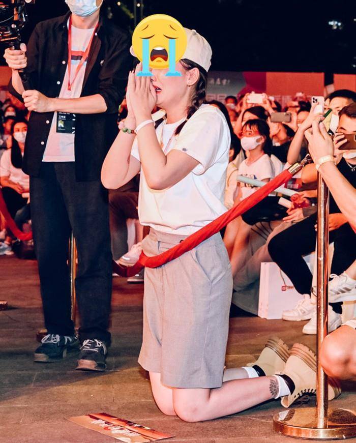 许巍昆明迷你演唱会,歌迷跪他也跟着跪,破防了 许巍昆明迷你演唱会,歌迷跪他也跟着跪,破防了