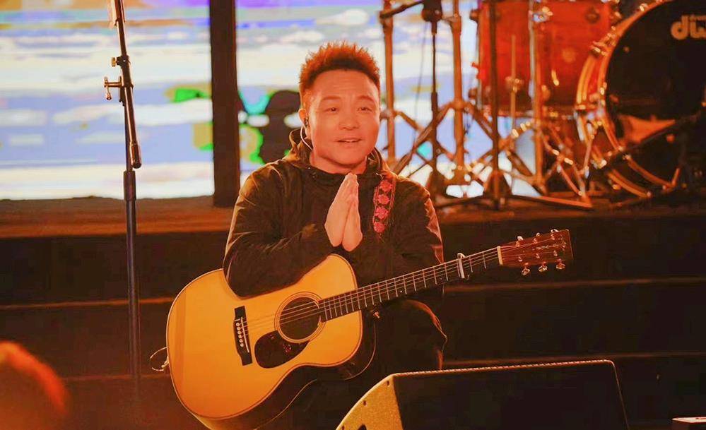许巍昆明迷你演唱会,歌迷跪他也跟着跪,破防了 许巍昆明迷你演唱会,歌迷跪他也跟着跪,破防了