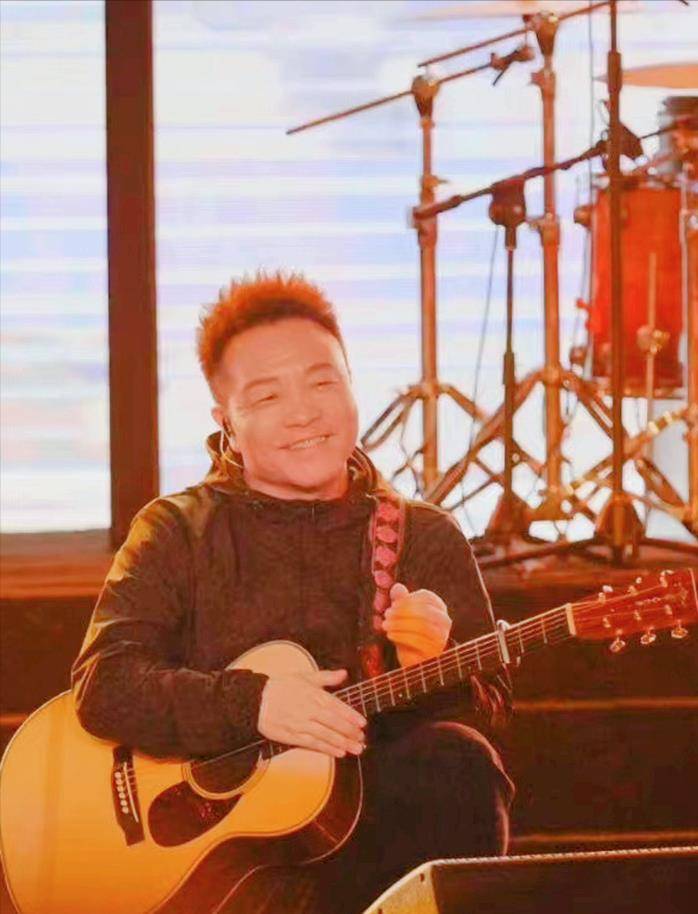 许巍昆明迷你演唱会,歌迷跪他也跟着跪,破防了 许巍昆明迷你演唱会,歌迷跪他也跟着跪,破防了