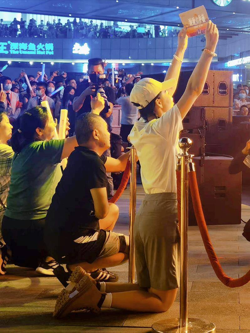 许巍昆明迷你演唱会,歌迷跪他也跟着跪,破防了 许巍昆明迷你演唱会,歌迷跪他也跟着跪,破防了