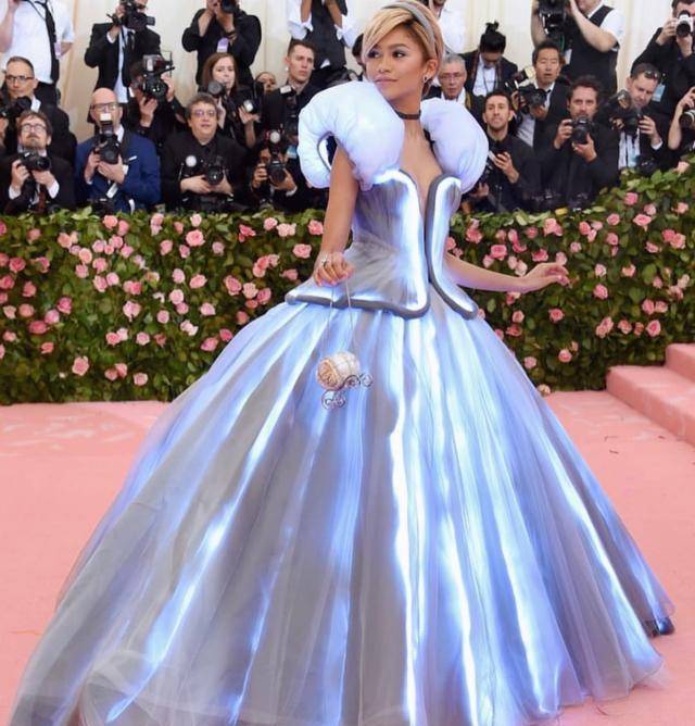 欧美女星VS中国女星高定礼服，谁是最美灰姑娘？杜晨·科洛斯惊艳