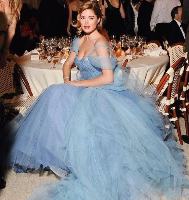 欧美女星VS中国女星高定礼服，谁是最美灰姑娘？杜晨·科洛斯惊艳