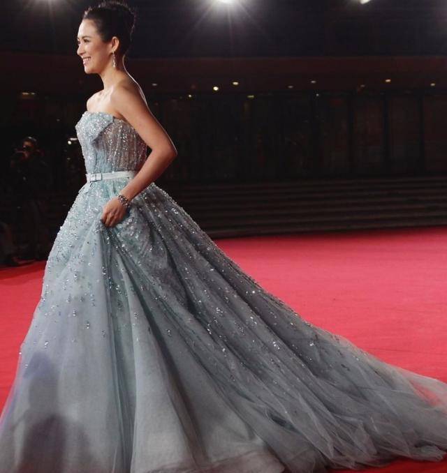 欧美女星VS中国女星高定礼服，谁是最美灰姑娘？杜晨·科洛斯惊艳