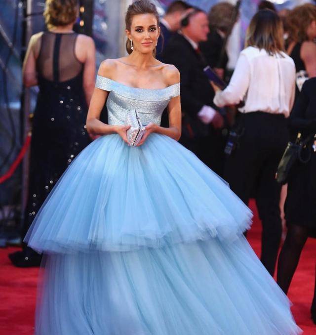 欧美女星VS中国女星高定礼服，谁是最美灰姑娘？杜晨·科洛斯惊艳