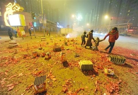“破五”摆摊卖鞭炮，哈尔滨一男子被拘10天，燃放鞭炮有什么危害？