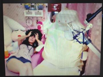 成都网络女主播似杨幂 直播时喝醉呆萌爆红(图) 成都网络女主播似杨幂 直播时喝醉呆萌爆红(图)