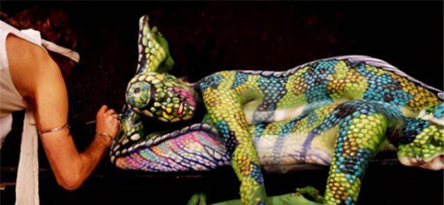 人体彩绘有多逼真?这位艺术家画件“衣服”就出门,没有一人认出 人体彩绘有多逼真?这位艺术家画件“衣服”就出门,没有一人认出