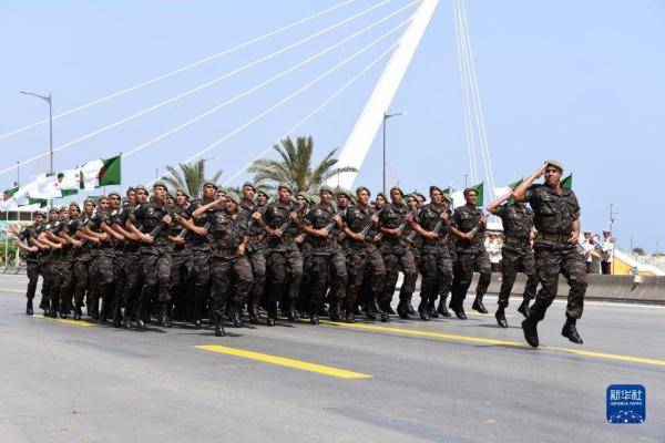 阿尔及利亚举行阅兵式庆祝独立60周年 阿尔及利亚举行阅兵式庆祝独立60周年