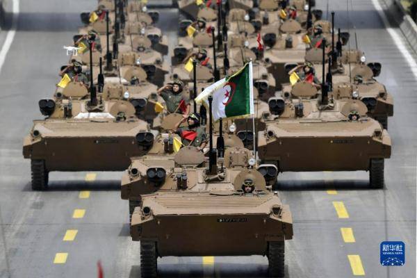 阿尔及利亚举行阅兵式庆祝独立60周年 阿尔及利亚举行阅兵式庆祝独立60周年