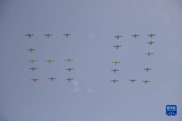 阿尔及利亚举行阅兵式庆祝独立60周年 阿尔及利亚举行阅兵式庆祝独立60周年