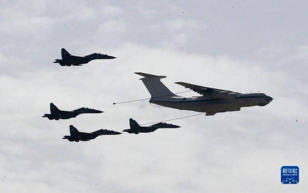 阿尔及利亚举行阅兵式庆祝独立60周年 阿尔及利亚举行阅兵式庆祝独立60周年