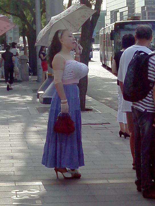 从同事那分享来的今夏一张街拍,西单附近抓拍到的销魂G奶天后 从同事那分享来的今夏一张街拍,西单附近抓拍到的销魂G奶天后