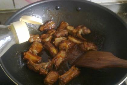 求糖醋排骨的做法步骤视频教程? 求糖醋排骨的做法步骤视频教程?