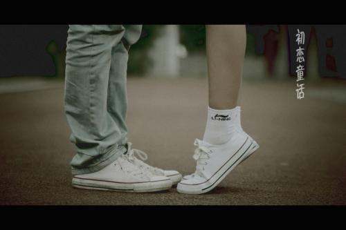 晚上，校园里有很多情侣亲热，那校园里接吻、乱摸就不算隐私，是吗？