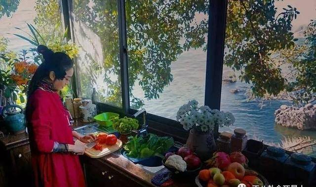 59岁杨丽萍看起来年轻身材好,但她为舞蹈献身却遭网友讥讽 59岁杨丽萍看起来年轻身材好,但她为舞蹈献身却遭网友讥讽