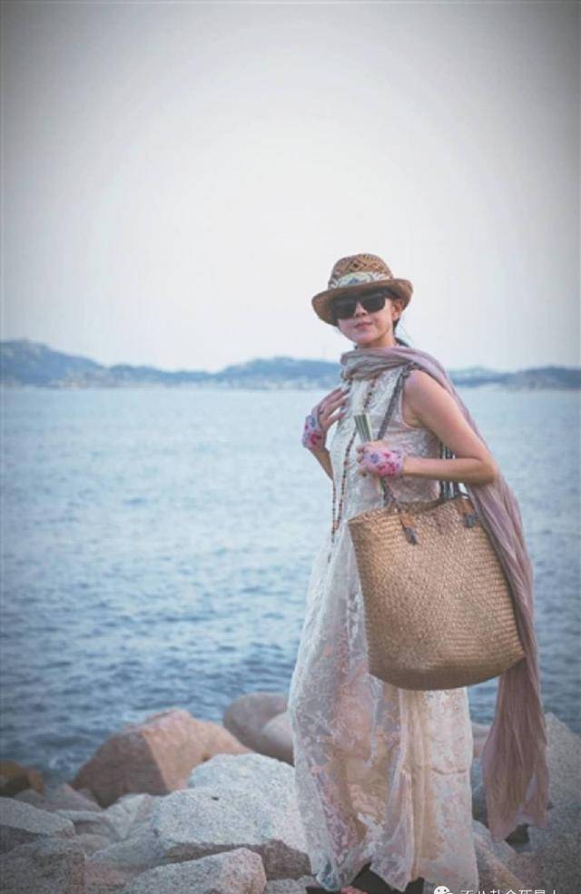 59岁杨丽萍看起来年轻身材好,但她为舞蹈献身却遭网友讥讽 59岁杨丽萍看起来年轻身材好,但她为舞蹈献身却遭网友讥讽