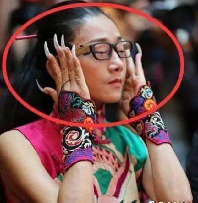 59岁杨丽萍看起来年轻身材好,但她为舞蹈献身却遭网友讥讽 59岁杨丽萍看起来年轻身材好,但她为舞蹈献身却遭网友讥讽