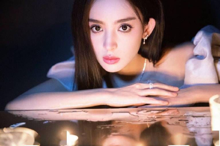 古力娜扎晒照露香肩秀迷人锁骨!皮肤光滑似牛奶,神仙颜值美的惊艳