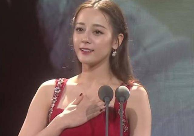 热巴的“花式捂胸”防走光火了,弯腰的动作更厉害,这一张有意思 热巴的“花式捂胸”防走光火了,弯腰的动作更厉害,这一张有意思