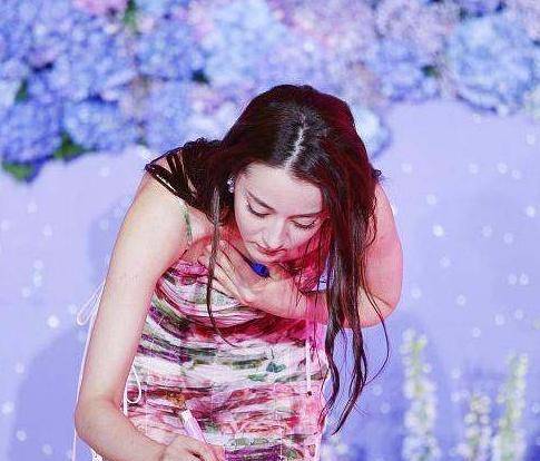 热巴的“花式捂胸”防走光火了,弯腰的动作更厉害,这一张有意思 热巴的“花式捂胸”防走光火了,弯腰的动作更厉害,这一张有意思